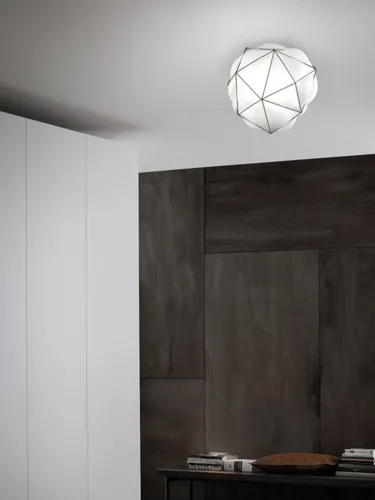 Lampada a soffitto Semai in vetro soffiato bianco lucido all'interno di una gabbia di acciaio inox scuro di Vistosi