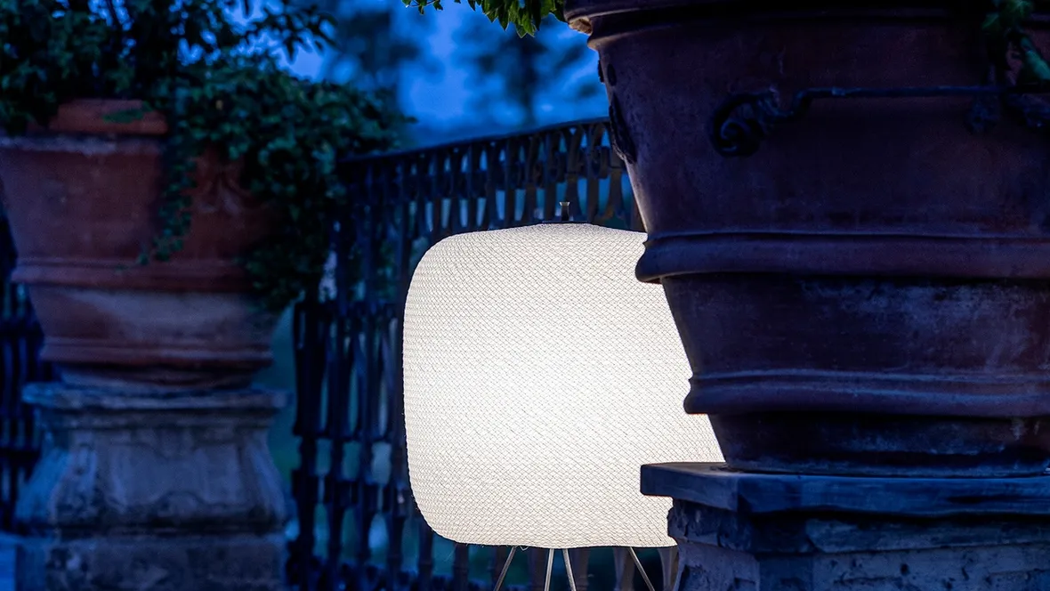 Lampada per esterno in nylon confezionato a mano con struttura in metallo Shoji Outdoor di Davide Groppi