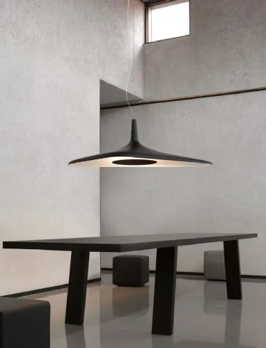 Lampada a sospensione dal design snello ed elegante Soleil Noir di Luceplan