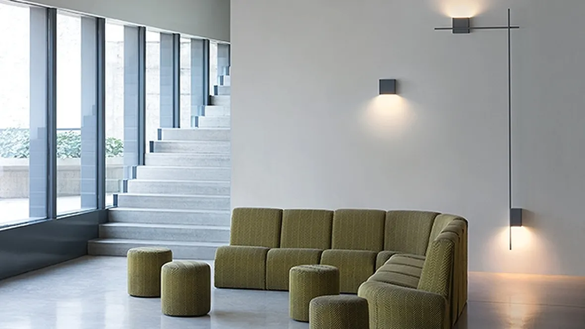 Lampada da parete dalle linee essenziali con volumi cubici Structural di Vibia