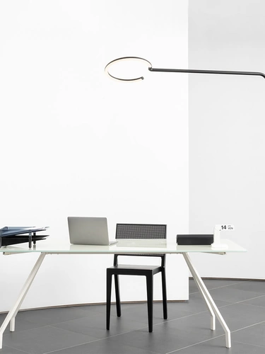 Lampada da terra Vine Light di Artemide