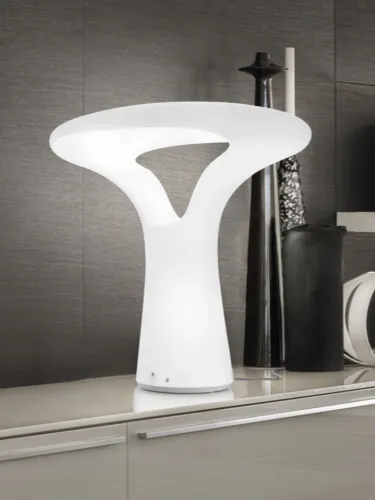 Lampada da tavolo in vetro dalla forma inedita Ferea di Vistosi
