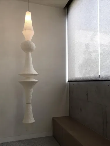 Lampada a sospensione, realizzata a mano, in tradizionale carta washi, da artigiani giapponesi, Akari E di Vitra