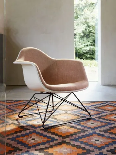Poltroncina in polipropilene rivestita in tessuto con base in filo di acciaio Eames Plastic Armchair LAR di Vitra