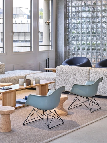 Poltroncina in plastica Eames Fiberglass di Vitra