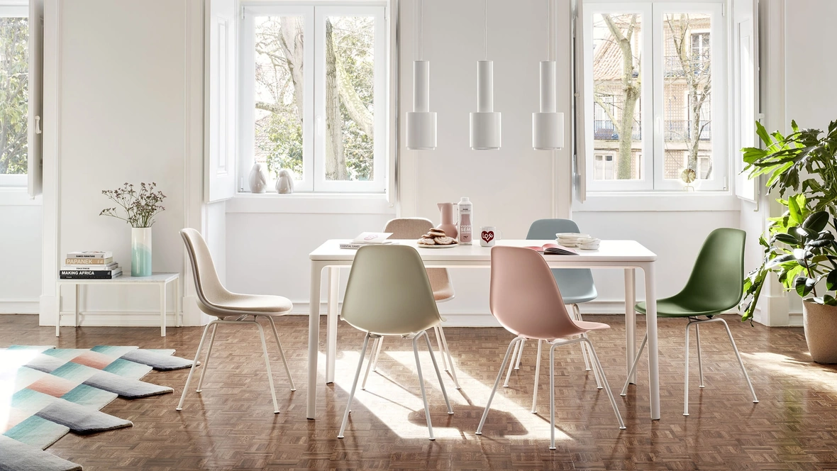 Sedia impilabile in polipropilene con quattro gambe in tubolare di acciaio Eames Plastic Side Chair RE DSX di Vitra