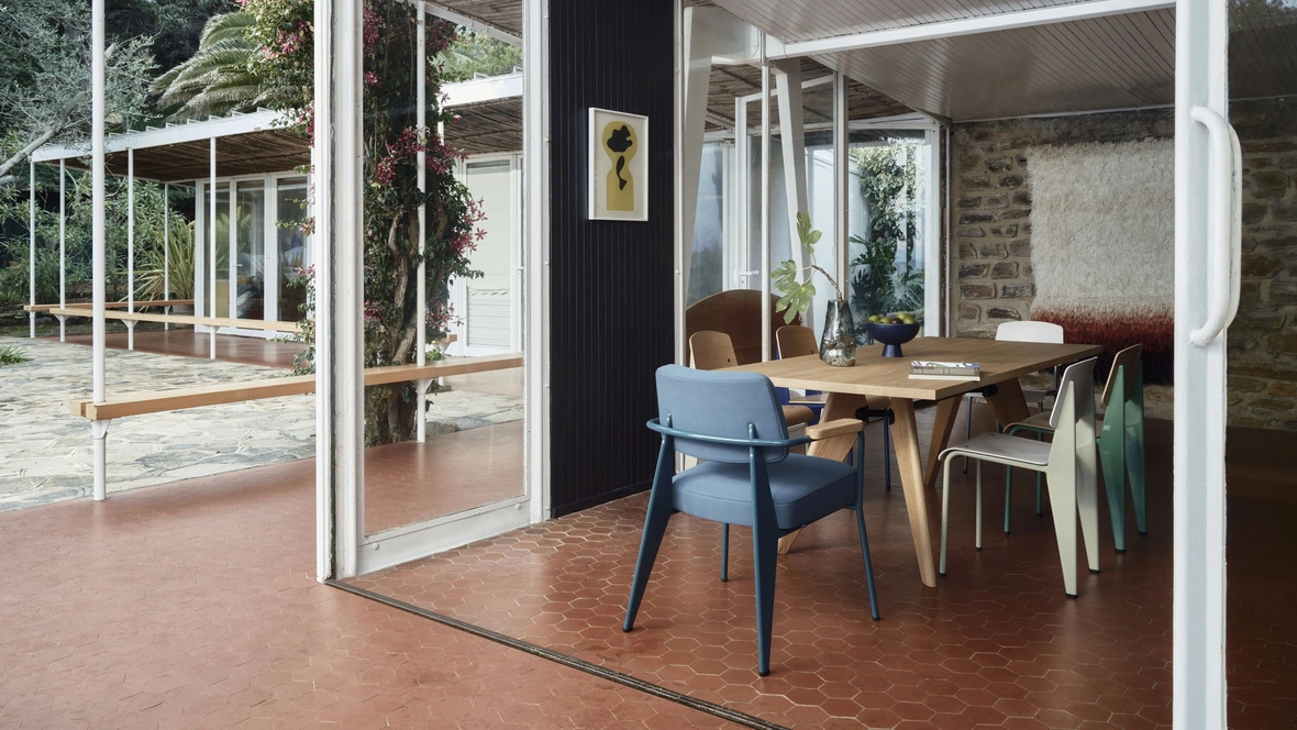 Sedia in tessuto imbottito con base in lamiera di acciaio e braccioli in legno Fauteuil Direction di Vitra